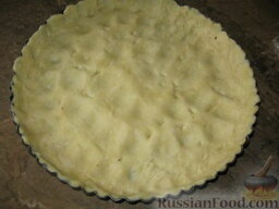 Пирог  с брокколи и курицей: Форму смазать маслом, выложить в нее тесто, сделать бортики.