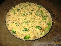 Пирог  с брокколи и курицей: Выложить начинку и залить сырно-яичной смесью