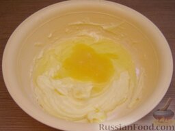 Масляный бисквит в микроволновке: Добавить яйцо. Взбить до однородности.