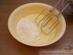Масляный бисквит в микроволновке: Постепенно добавлять муку и разрыхлитель. Продолжать взбивать миксером.