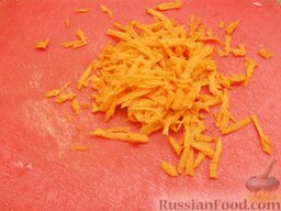 Рыбный суп со сливками: Морковь очистить, вымыть и натереть.