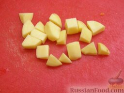 Рыбный суп со сливками: Картофель нарезать кубиками.