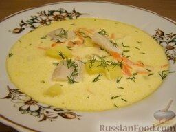Рыбный суп со сливками: Выложить рыбу в тарелки, залить супом. Посыпать рыбный суп со сливками зеленью.