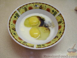 Слоеный омлет: Как приготовить слоеный омлет:    Смешать яйца, молоко и соевый соус. Слегка взбить.