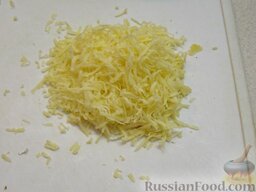 Слоеный омлет: Сыр натереть на мелкой терке.