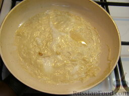 Слоеный омлет: На сковороде разогреть растительное масло. Вылить часть яичной смеси, чтобы получился тонкий блинчик.