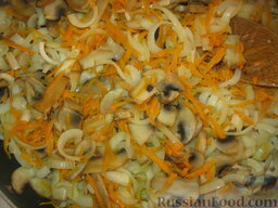 Тушеная капуста с грибами (в мультиварке): Затем добавить лук и морковь. Жарить до мягкости моркови, около 10 минут, помешивая.