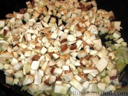 Мясные колобки с грибами и цветной капустой: Шампиньоны протереть влажной салфеткой, порезать мелкими кубиками и обжарить на масле вместе с мелко порезанной одной луковицей.