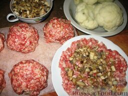 Мясные колобки с грибами и цветной капустой: Вторую мелко порезанную луковицу, соль, перец и яйцо добавить в фарш, вымешать и отбить. Из фарша сделать шесть колобков.