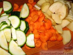 Овощной суп с курицей, лапшой и цуккини: Как приготовить овощной суп с курицей:    Картофель, цуккини и морковь нарезать половинками или четвертинками не очень тонких кружочков (0,5 см).