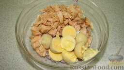 Фаршированные яйца: Яйца сварить вкрутую, разрезать продольно на две части, вынуть желтки и отправить в миску к рыбе с луком.
