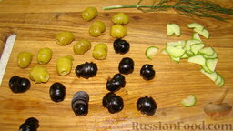 Фаршированные яйца: Порезать огурцы тонкими пластинами, оливки и маслины -  тонкими колечками. Из веточки укропа нарезать маленькие палочки для усиков.