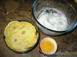 Яичница "Орсини" в лаваше: Еще для приготовления яичницы в лаваше нам нужна маленькая форма для выпечки, размером 10-13 см. У меня небольшие разъемные формочки. Можно взять керамические чашки, мисочки, формы для кексов.     Как приготовить яичницу в лаваше:  Выстилаем форму лавашем. Отделяем белок от желтка. Взбиваем круто белок со щепоткой соли.
