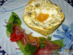 Яичница "Орсини" в лаваше: Вынимаем лавашную корзиночку с яичницей из формы на тарелку. Сервируем яичницу в лаваше  салатом из помидора и лука.  Приятного аппетита!