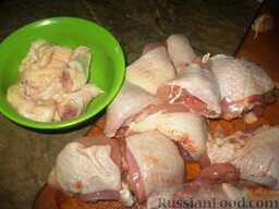 Пилав из курицы с овощами: Как приготовить пилав из курицы:    Курицу рубим мелкими кусками. Хорошо промоем и высушим салфетками. Из куриных обрезков сварим 700мл бульона.