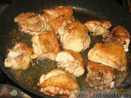 Пилав из курицы с овощами: На разогретом масле обжарим кусочки курицы до золотистого цвета. Посолим и поперчим.