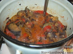Салат из баклажанов на зиму "Тещин язык": Залить баклажаны маринадом и тушить 30 минут.