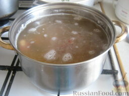 Суп из свиных копченых ребрышек с зеленой чечевицей: В кастрюлю налить 2-2,5 л воды, опустить ребрышки. Довести до кипения и варить на маленьком огне 20 минут.
