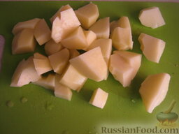 Суп из свиных копченых ребрышек с зеленой чечевицей: Очистить и помыть картофель, нарезать кубиками.