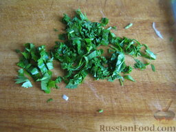 Суп из свиных копченых ребрышек с зеленой чечевицей: Помыть и мелко нарезать зелень.