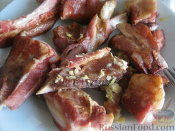Суп из свиных копченых ребрышек с зеленой чечевицей: Вынуть ребрышки, отделить мясо. Мясо нарезать кусочками.