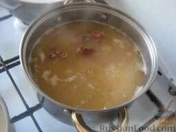 Суп из свиных копченых ребрышек с зеленой чечевицей: В кастрюлю выложить картофель, резаное мясо и чечевицу. Варить суп из зеленой чечевицы с ребрышками 30 минут.