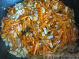 Суп из свиных копченых ребрышек с зеленой чечевицей: Разогреть сковороду, налить растительное масло. В разогретое масло выложить лук и морковь. Тушить, помешивая, на среднем огне 5-7 минут.