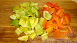 Форель с овощами: Режем перец крупным кубиком.