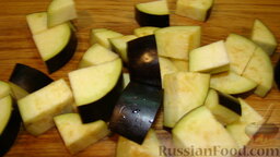 Форель с овощами: Режем баклажан крупным кубиком.