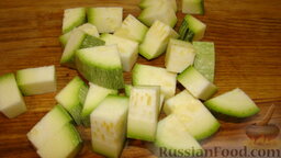Форель с овощами: Режем кабачок крупным кубиком.
