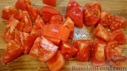 Форель с овощами: Режем помидор крупным кубиком.