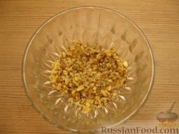 Десертный салат из кураги: Орехи нарезать и раздавить.