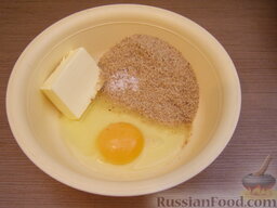 Тарталетки из панировочных сухарей (в микроволновке): Как приготовить тарталетки в микроволновке:    Соединить мягкое масло, яйцо, сухари и соль.   Из данного количества продуктов получится 4 небольшие тарталетки.