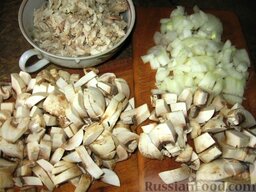 Грибная запеканка в лаваше: Как приготовить грибную запеканку в лаваше:    Мелко порезать лук и куриное мясо. Грибы протереть влажной салфеткой и порезать ломтиками. Картофель порезать кубиками.