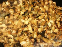 Грибная запеканка в лаваше: На сковороде разогреть растительное масло и пассировать лук до прозрачности. Добавить грибы и жарить их, помешивая, 7-10 минут.
