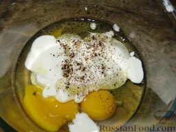 Грибная запеканка в лаваше: Взбить яйца и сметану. Если сметана густая, добавить молоко. Посолить и поперчить.