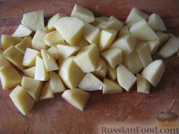 Суп из свинины с галушками: Тем временем очистить и помыть картофель. Порезать на кубики.