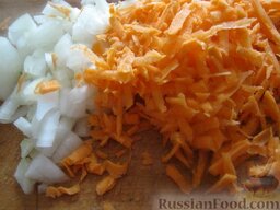 Суп из свинины с галушками: Очистить и помыть лук и морковь. Лук нарезать кубиками, а морковь натереть на крупной терке.