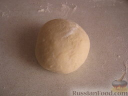 Суп из свинины с галушками: Замесить тесто для галушек. Муку просеять, добавить к ней соль. Вбить яйцо и замесить мягкое тесто. Накрыть полотенцем.