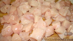 Куриный шашлык: Как приготовить куриный шашлык:    Куриное филе вымыть, нарезать кубиками.