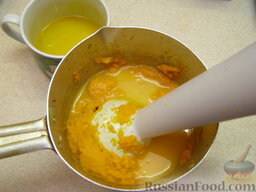 Морковный крем-суп с имбирем: Добавить бульон, продолжая взбивать овощи блендером.