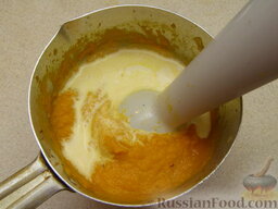 Морковный крем-суп с имбирем: Постепенно влить сливки. Тщательно перемешать. Прогреть готовый морковный крем-суп на слабом огне.