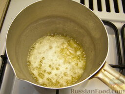 Морковный крем-суп с имбирем: Растопить сливочное масло, добавить оливковое. Всыпать чеснок, обжаривать на слабом огне 2 минуты.