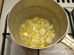 Морковный крем-суп с имбирем: Затем добавить лук и обжаривать на слабом огне 3-4 минут.