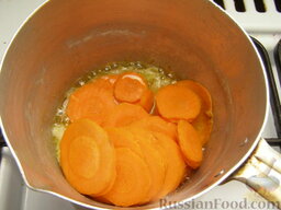 Морковный крем-суп с имбирем: Затем добавить морковь и перемешать. Обжаривать, помешивая, пока морковь не изменит цвет (5-7 минут).