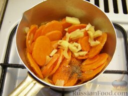 Морковный крем-суп с имбирем: Добавить к моркови имбирь, соль, перец. Залить водой (или бульоном), накрыть крышкой и тушить до мягкости (30-40 минут) на слабом огне.