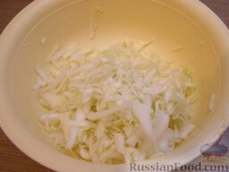 Капустный салат с сухариками: Смешать с солью и хорошенько помять.