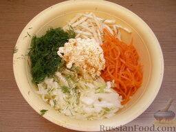 Капустный салат с сухариками: Смешать капусту, сельдерей, укроп и корейскую морковь. Добавить в капустный салат майонез и молотый красный острый перец. Тщательно перемешать.