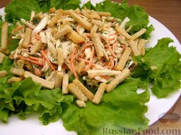 Капустный салат с сухариками: Выложить на блюдо салатные листья. Сверху выложить капустный салат и посыпать его сухариками. Поставить на 20 минут в холодильник. Затем капустный салат с сухариками можно подавать.