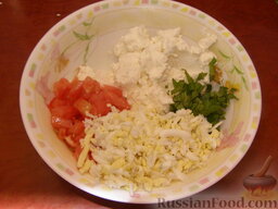 "Стеганый" пирог из слоено-дрожжевого теста: В миске размять сыр Фета, добавить яйцо, помидор и базилик. Тщательно перемешать.